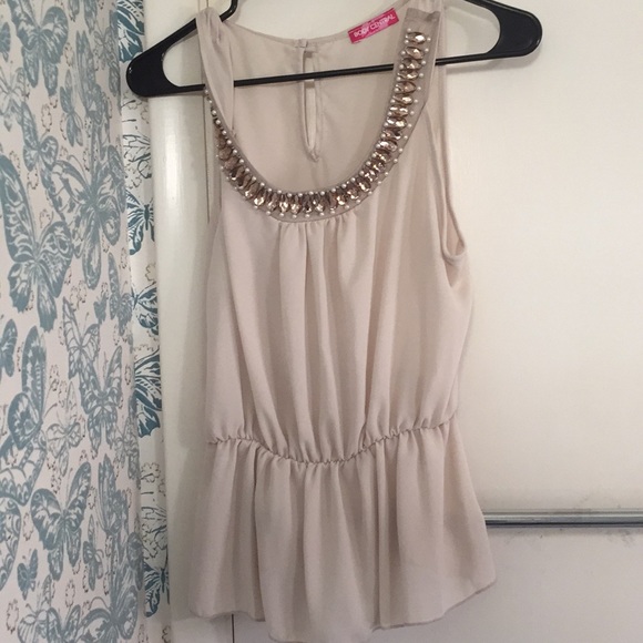 a tank top - Picture 1 of 2